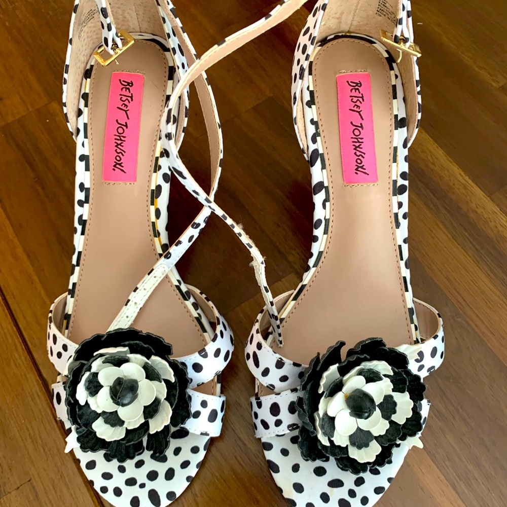 NWOT Betsey Johnson black & white, polka dot heels